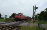 145 021-2 fuhr am 29.06.2012 mit einem leeren Autozug von Emden nach Osnabrück, hier südlich von Leer.