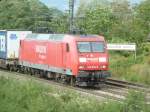 Am 25.08.2012 kam 145 053-5 mit einem KLV nach Haltingen.