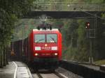Mit einem Gischtfähnchen am Stromabnehmer zieht 145 069-1 am 31.08.2012 einen gemischten Güterzug auf der KBS 480 durch den Hp Eilendorf Richtung Köln.