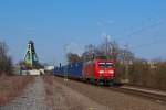 Der Verkehr auf der Hamm-Osterfelder war am 2.4.2013 ziemlich dünn, einer der wenigen Züge aus Richtung Hamm war die 145 075 mit einem blauen Containerzug, hier bei der Durchfahrt durch Bergkamen
