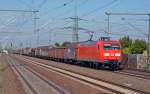 Mit einem gemischten Güterzug Richtung Leipzig passiert 145 042 am 14.09.13 den Haltepunkt Halle Messe.