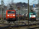 145 008-9 rangiert am 20.03.2014 in Aachen West, rechts im Hintergrund wartet Cobra  186 235 (2843) mit einem Kesselzug am Haken auf Streckenfreigabe nach Belgien.