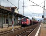 Bestens gesichert durch 7 auf dem Bild sichtbare Lichtsignale passiert die 145 069-1 am 18.04.2014 den Bahnhof Nordhausen.