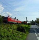 145 und eine 185er beide von DB kommen mit einem langen gemischten Güterzug aus Süden nach Köln-Gremberg und  fährt durch Bad-Honnef am Rhein in Richtung Köln bei schönem