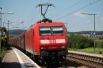 Durchfahrt am 01.08.2014 von DB Schenker 145 028-7 mit einem Stahlzug in Kollmarsreute in Richtung Freiburg.