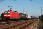 Am 27.09.2014 durch die Seddiner 145 051-9 mit einem Containerzug die Gleisanlagen von Orschweier gen Freiburg.