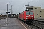 145 069-1 am 17.01.2015 bei der Durchfahrt vom Bahnhof Müllheim (Baden) mit einem Containerzug in Richtung Basel.