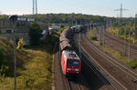 Während 145 010 mit einem Autologistiker am 29.09.16 durch Bitterfeld rollt nähert sich im Hintergrund 193 269 mit dem TX-Papierzug nach Rostock.