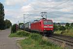 Mit einem KLV fuhr am 26.06.2015 die 145 045-1 in Richtung Schweizer Grenze, als sie kurz hinter dem Bahnhof von Bad Krozingen die Fotografen passierte.