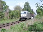 185 538 überquert mit einem unbekannten Güterzug die Weiße Elster auf der Leipziger Waldbahn.