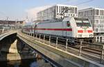 146 553-3 schiebt am 09.05.2018 den IC2431  Borkum  von Emden Außenhafen nach Cottbus Hauptbahnhof aus dem Berliner Hauptbahnhof.