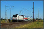 146 558-2 der DB Fernverkehr passiert am 09.08.2026 mit dem IC 2235 Rostock - Leipzig den HS-64b-B� n�rdlich von Angern-Rog�tz.