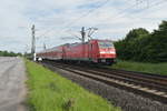 RE 6 nach Flughafen Köln Porz Wahn geschoben von der 146 261 bei Nievenheim. 21.5.2017