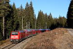 146 216 hinter dem RE 17264 nach Freiburg bei Aha am Schluchsee, 30.12.2016.