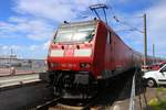 146 130-0 von DB Regio Nord als RE 4427 (RE1) nach Hannover Hbf schiebt ihre Wagen von der Abstellung des Bahnhofs Norddeich in seinen Starthaltepunkt Norddeich Mole. [28.7.2017 - 14:32 Uhr]