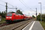 146 030 der Elbe-Saale-Bahn (DB Regio Südost) als verspäteter RE 16322 (RE30) von Naumburg(Saale)Hbf nach Magdeburg Hbf erreicht den Bahnhof Niemberg auf der Bahnstrecke