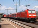 110 418-1, auf Gleis 1 und 146 222-5, auf Gleis 2, am 25.05.07 im Aalener Bahnhof.