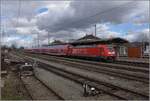 Bahn im Markgräfler Land. 146 222 wirbt am völlig falschen Ort für das schwäbische Unternehmen RAB an der RB nach Neuenburg. So viel zum Einfühlungsvermögen der DB Regio Württemberg, wenn mangels Betätigungsfeld rund um Stuttgart nunmehr in Baden wütet. 

Diese Gleise im Vordergrund werden auch demnächst abgeräumt, denn im Zuge des viergleisigen Ausbaus werden hier die vier Streckengleise durch den Bahnhof geführt. 

Müllheim, März 2019.