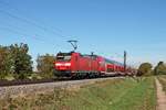 Nachschuss auf die Bremer 146 132-6, als diese am Mittag des 13.10.2017 ihre RB (Neuenburg (Baden) - Karlsruhe Hbf) auf Höhe von Hügelheim durchs Rheintal in Richtung Buggingen schob.