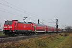 Mit einem RE (Offenburg - Basel Bad Bf) fuhr am Morgen des 20.12.2017 die 146 233-2  Donaueschingen  bei Hügelheim durchs Rheintal in Richtung Müllheim (Baden), wo sie ihren nächsten