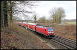 DB 146102-9 ist hier am 18.02.2020 um 9.40 Uhr im Einschnitt der Rollbahn bei Vehrte mit dem RE 1 nach Bremerhaven unterwegs.