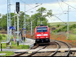 146 225-8 von DB Regio Baden-Württemberg, mit Werbung für das Baden-Württemberg-Ticket, durchfährt mit 143 825-8 DB den Hp Zscherben auf der Bahnstrecke Halle–Hann. Münden (KBS 590) Richtung Halle (Saale). [5.6.2020 | 16:17 Uhr]

