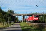 146 217 ist am 19.08.2020 mit dem RB17131 (Offenburg - Freiburg(Breisgau) Hbf) und einem klassischen Freiburger Dosto-Wagenpark bei Hofweier gen Süden unterwegs.