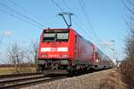 Nachschuss auf die Freiburger 146 218-3, als diese am frühen Nachmittag des 20.01.2020 ihren RE (Basel Bad Bf - Offenburg) bei Hügelheim durchs Markgräflerland in Richtung Buggingen