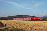 Mit einem RE (Offenburg - Basel SBB) fuhr am Nachmittag des 27.03.2020 die 146 233-2  Donaueschingen  durch die lange Kurve bei Sexau über die Rheintalbahn in Richtung Denzlingen.