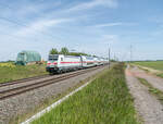 146 559-0 mit einen IC 2 in Richtung Halle/S. unterwegs,gesehen am 01.06.2021 bei Braschwitz.