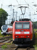 146 124-3 schiebt einen RE2 nach Düsseldorf, so gesehen Anfang August 2021 am Hauptbahnhof Wanne-Eickel.