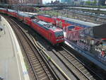 Eine 146 vor einer Regionalbahn im Hamburger Hauptbahnhof. 21.06.2022