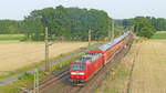 Der RE8 Bremerhaven - Bremen - Hannover der DB Regio Niedersachsen/Bremen kurz nach der Durchfahrt durch den Bahnhof Linsburg (Bahnstrecke Wunstorf b. Hannover - Bremen). Die Garnitur bestand aus 6 Doppelstockwagen (Dosto97, Dosto00, Dosto10) und einer Elektrolokomotive der Baureihe 146.1. Sämtliches Fahrzeugmaterial wurde finanziell durch die LNVG bezuschusst.
Aufgenommen im Juni 2022.