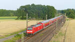 Der RE1 Hannover Hbf - Bremen Hbf - Norddeich der DB Regio Niedersachsen/Bremen kurz vor der Durchfahrt durch den Bahnhof Linsburg (Bahnstrecke Wunstorf b.