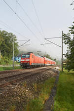 Nebel herrschte am 23.09.2021 über dem Saaletal, als 146 007 einen RE 18 von Halle nach Jena-Göschwitz durch Dornburg zog.