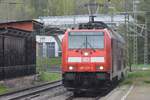 ENGEN (Landkreis Konstanz), 01.05.2023, 146 233-2 als RE2/Baden-Württemberg nach Konstanz bei der Einfahrt in den Bahnhof Engen an der Schwarzwaldbahn