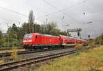 Mit Verspätung erreicht hier der RE 2 mit Zuglok 146120-1 am 5.11.2023 um 10.26 Uhr auf der Fahrt nach Osnabrück den Bahnhof Hasbergen.