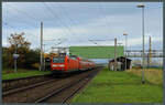 146 007-0 der DB Regio rollt am 28.10.2023 mit dem RE18 nach Jena durch den Haltepunkt Leuna Werke Süd.