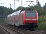 DB 146 003-9 mit Doppelstockwagenzug als RE2 mit Ziel Mnchengladbach in Recklinghausen am Bahnbergang Brster Weg am 09.09.2007.