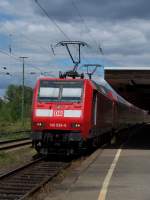146 026 steht mit einer RE6 in Minden Westfalen und fhrt gleich zurck nach Dsseldorf Hbf ber Bielefeld, Hamm, Dortmund Hauptbahnhof (2.8.2007)