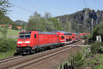 DB 146 205 mit einem Zug der S1 nach Bad Schandau am bekannten Bahnübergang von Kurort Rathen, 30.04.2024