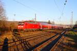 DB Regio Bombardier Traxx 146 128-4 mit RE50 am 28.12.25 in Hailer-Meerholz vom Bahnsteig aus fotografiert 