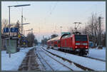 Im tief verschneiten Bahnhof Frellstedt legt 146 019 der DB Regio auf dem Weg nach Braunschweig am 06.01.2026 einen kurzen Stopp ein.