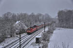Auf dem Weg zum Endbahnhof Osnabrück durchfährt hier der RE 2 mit Zuglok 146112 am 16.2.2026 um 9.10 Uhr die Osnabrücker Bauernschaft Hörne.