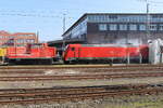 9880 3 363 219-7 mit Regionalzug 9180 6 146 265-4 bei der Durchfahrt der Waschanlage im Hauptbahnhof von Bremen am 22. März 2026.