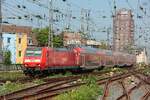 DB 146 002 mit RE9 nach Siegen bei der Einfahrt in Köln Hbf, April 2026.