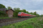 146 204 �berf�hrte am 03.05.2026 zwei Bpmz-Wagen des baden-w�rttembergischen RE200. An der Fuldatalbahn wartete der Fotograf bei Melsungen-R�hrenfurth auf den nordw�rts fahrenden Zug.