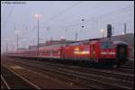 146 221-7 ruht sich ber das Wochenende mit ihrer N-Wagen-Garnitur im Pendel Stuttgart-Aalen auf Gleis 8 des Aalener Bahnhofs aus...