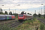 RE 2 mit Zuglok 146112 f�hrt hier am 29.08.2026 um 9.56 Uhr auf dem Weg nach Osnabr�ck in Lengerich ein. Links ist ein geparkter Schlafwagenzug zu sehen.