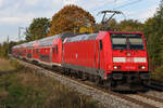 146 224 mit einem Doppelstock Regio bei Feldmoching in Richtung München. Diese Strecke kann schöne Überraschungen bringen, an diesem Tag 16/10/26 war mal wieder überhaupt nichts los. Trostlos.